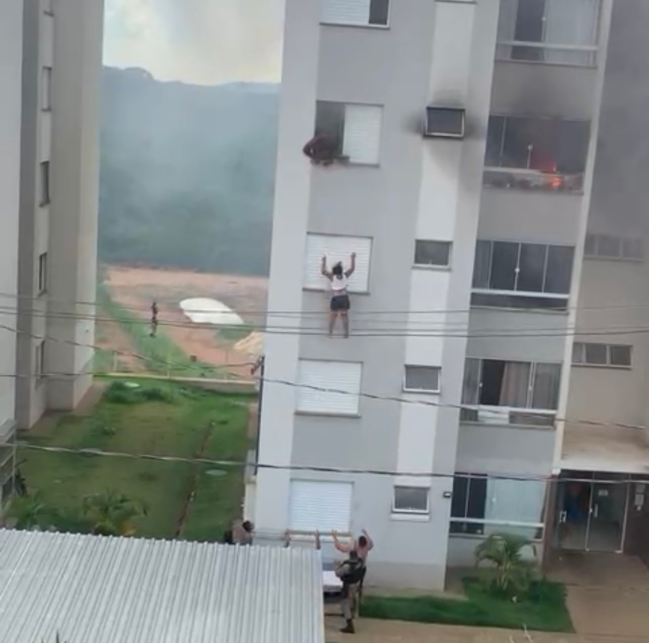 VÍDEO casal pula de prédio para escapar de incêndio em Patos