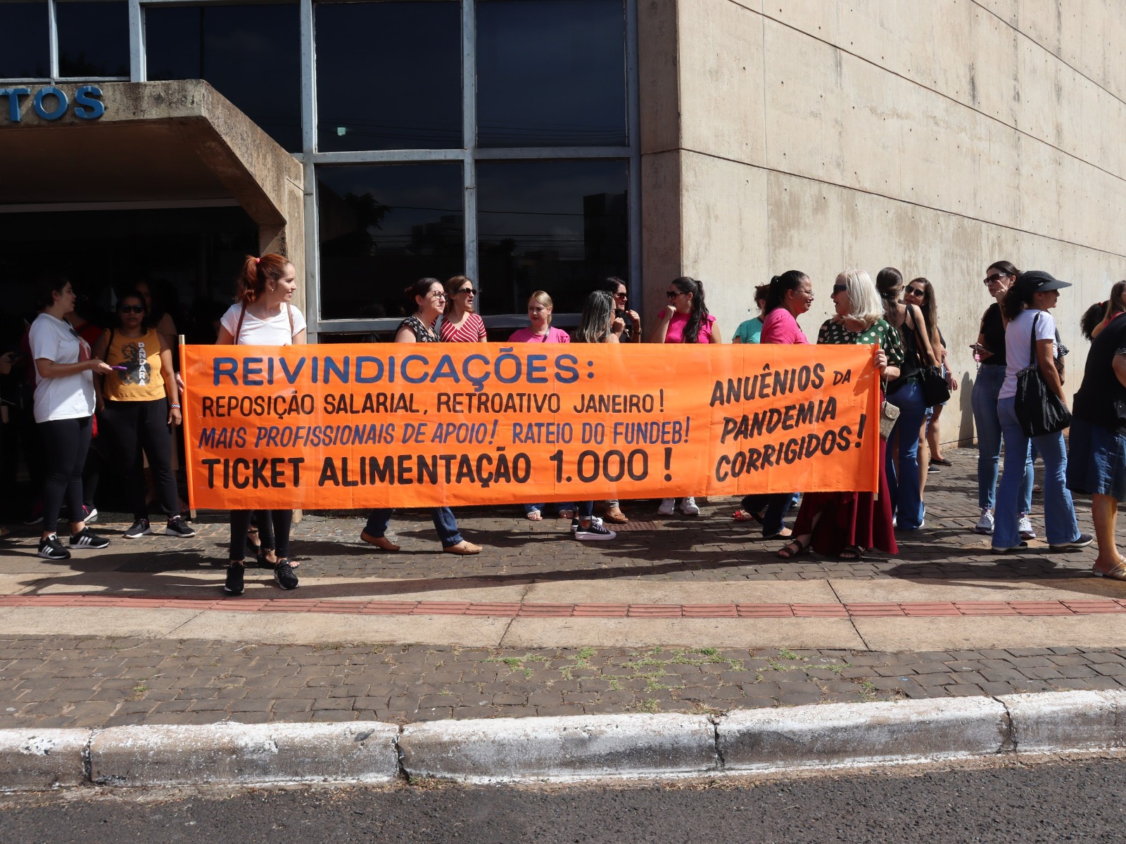 Servidores Municipais De Uberl Ndia Fazem Protesto Por Reajuste De Sal Rio