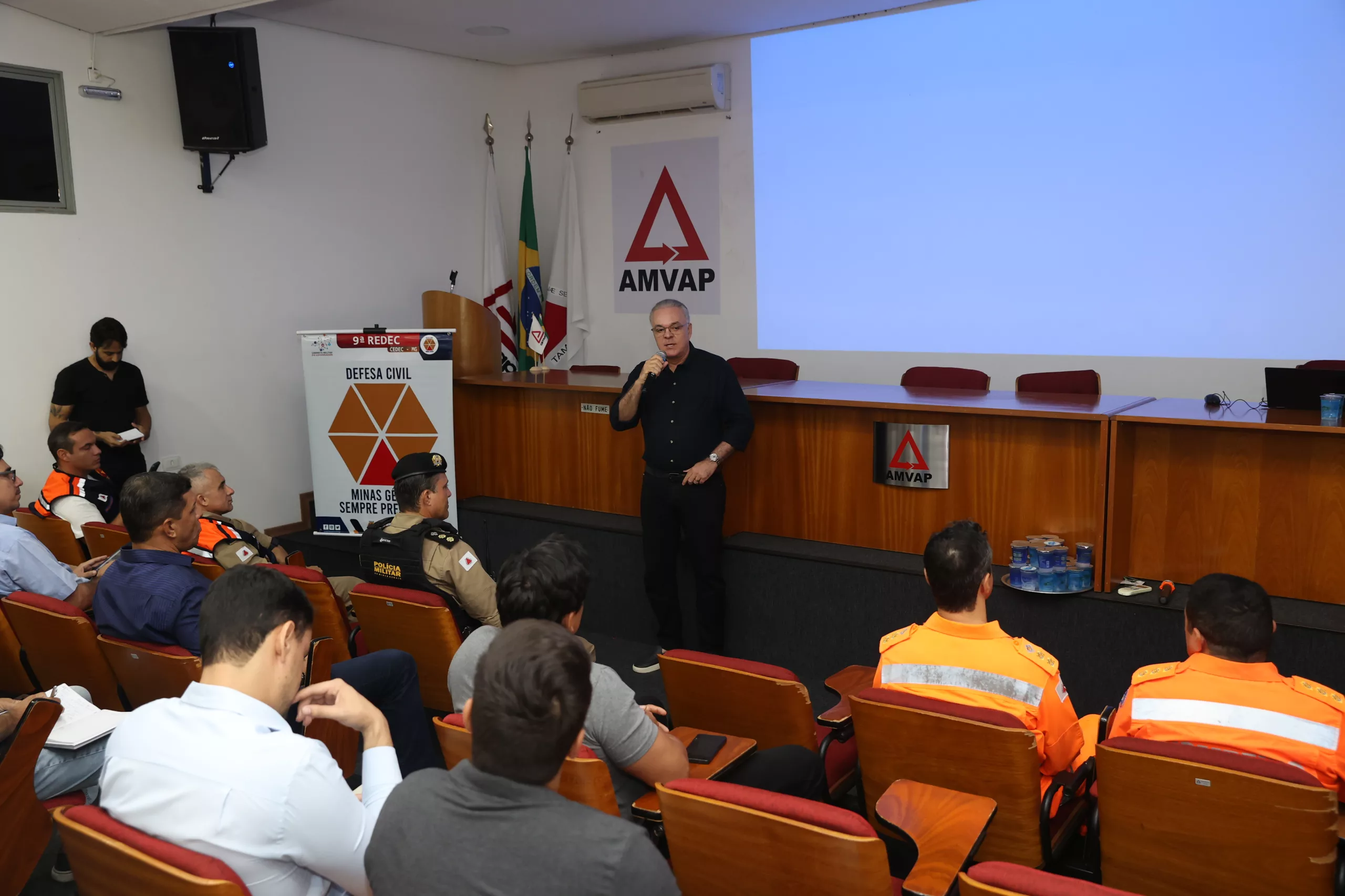 Prefeito de Uberlândia participa de reunião sobre prevenção a desastres