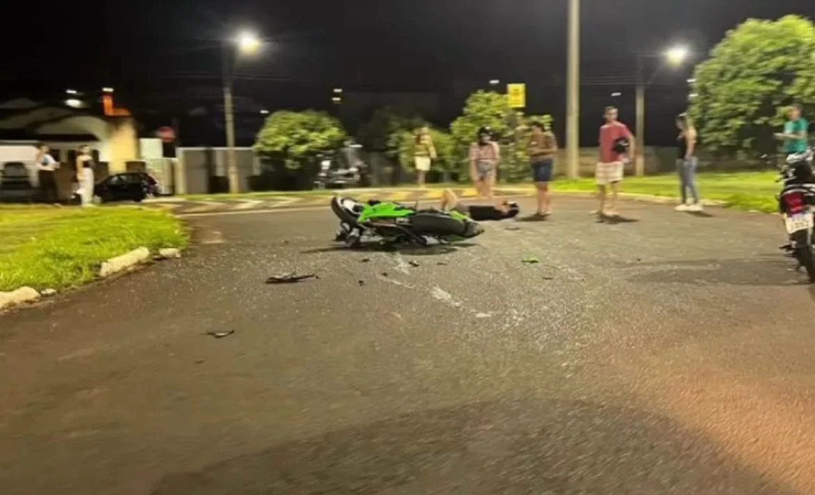 Casal fica gravemente ferido após acidente entre carro e moto em Ituiutaba