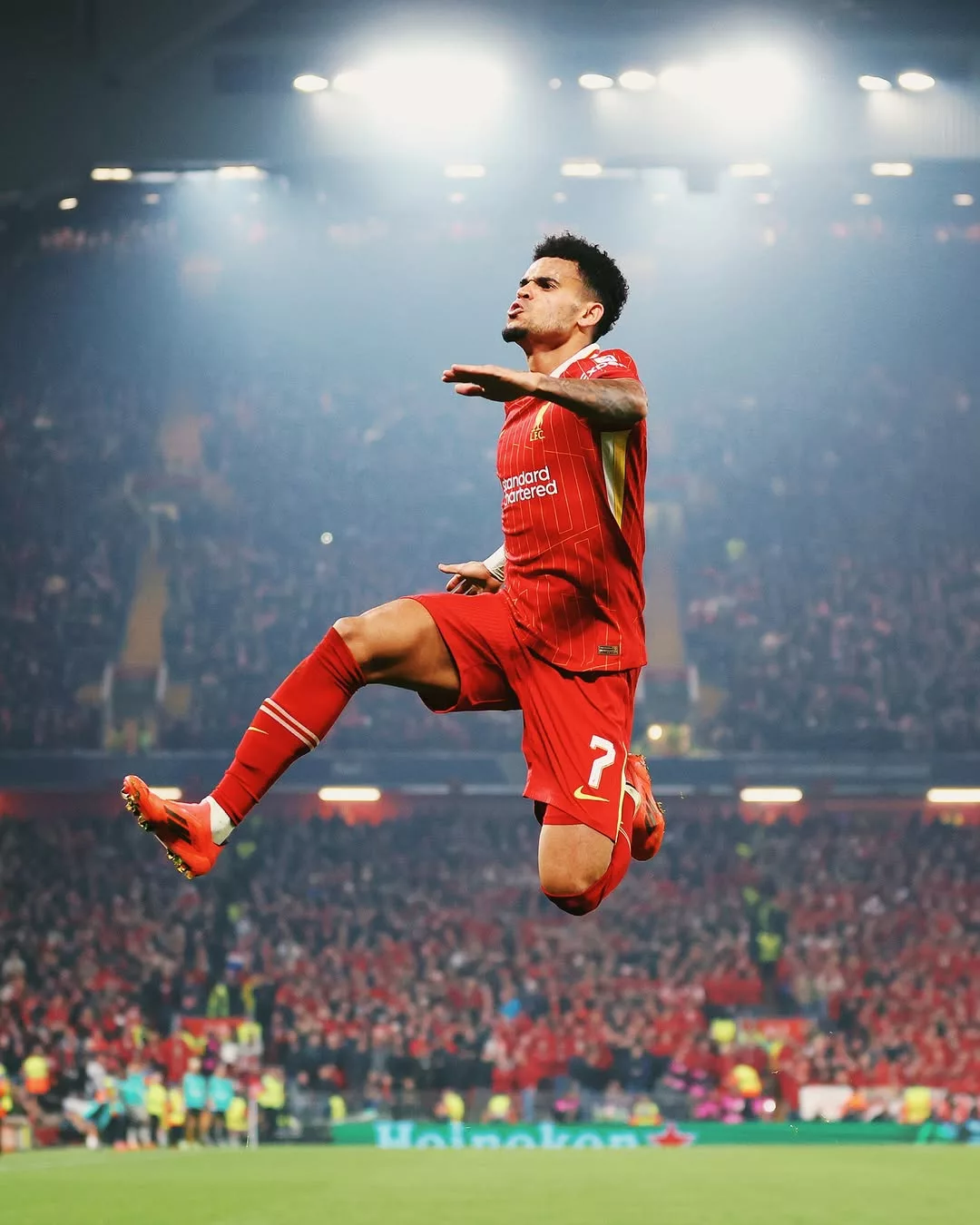 Luis Díaz, comemorando um gol pelo Liverpool