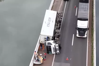 Caminhão tombado em cima da ponte do rio Araguari