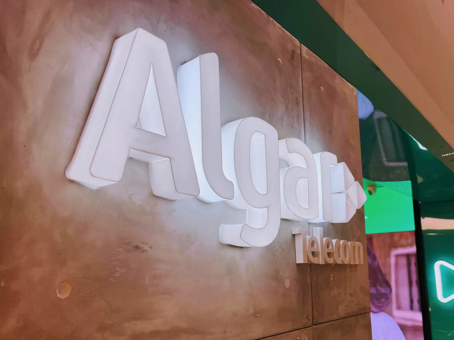 Logotipo da Algar Telecom em uma loja conceito no center Shopping em Uberlândia