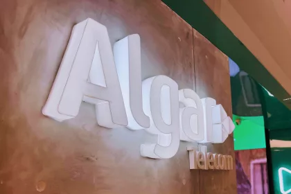 Logotipo da Algar Telecom em uma loja conceito no center Shopping em Uberlândia