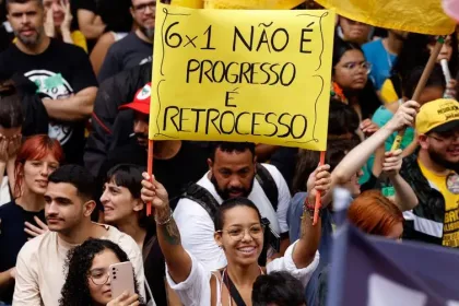 Mulher segura cartaz em protesto contra a escala 6x1