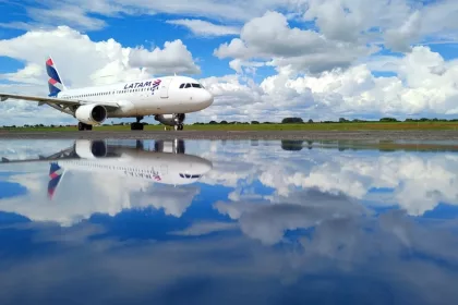 Avião da LATAM no Aeroporto Uberlândia