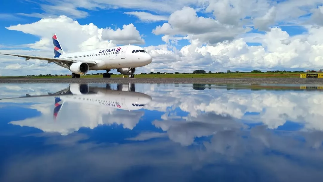 Avião da LATAM no Aeroporto Uberlândia