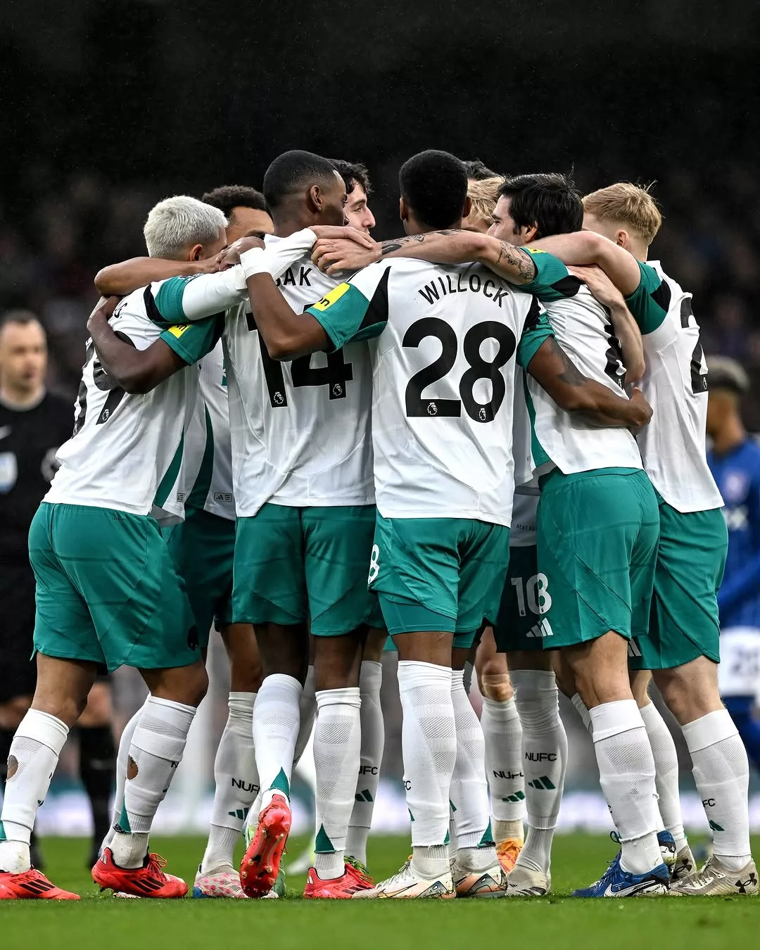 jogadores do newcastle comemorando