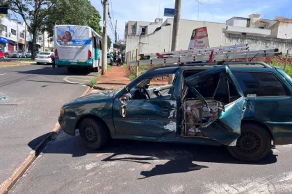 Carro envolvido em acidente na cidade de Uberlândia