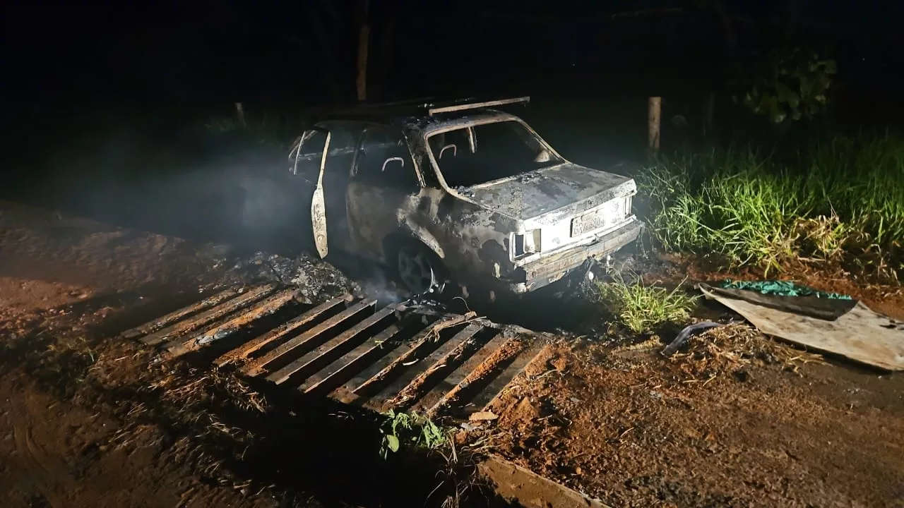 Carro destruído após incêndio em Uberlândia