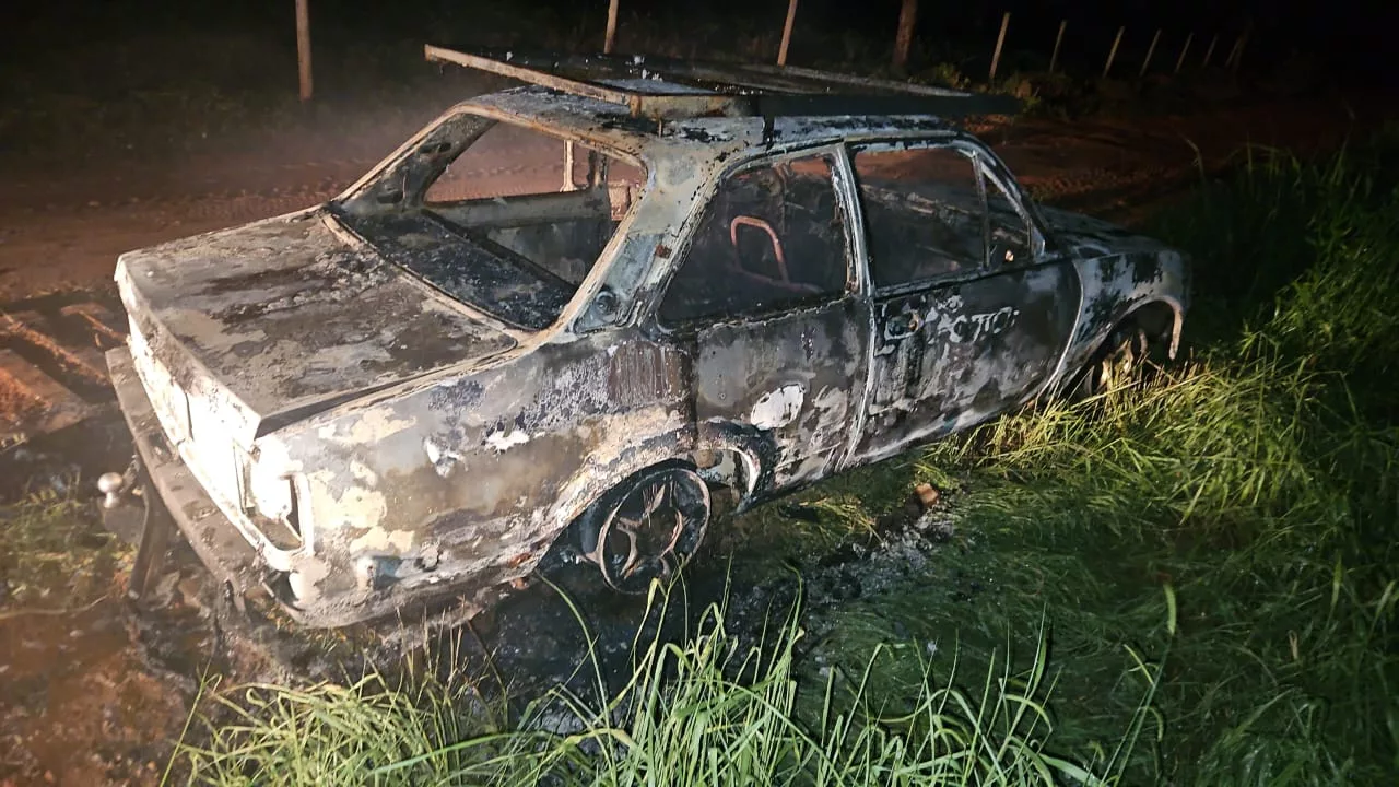 Carro destruído após incêndio em Uberlândia