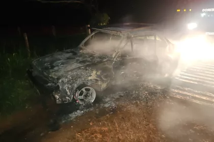 Carro destruído após incêndio em Uberlândia