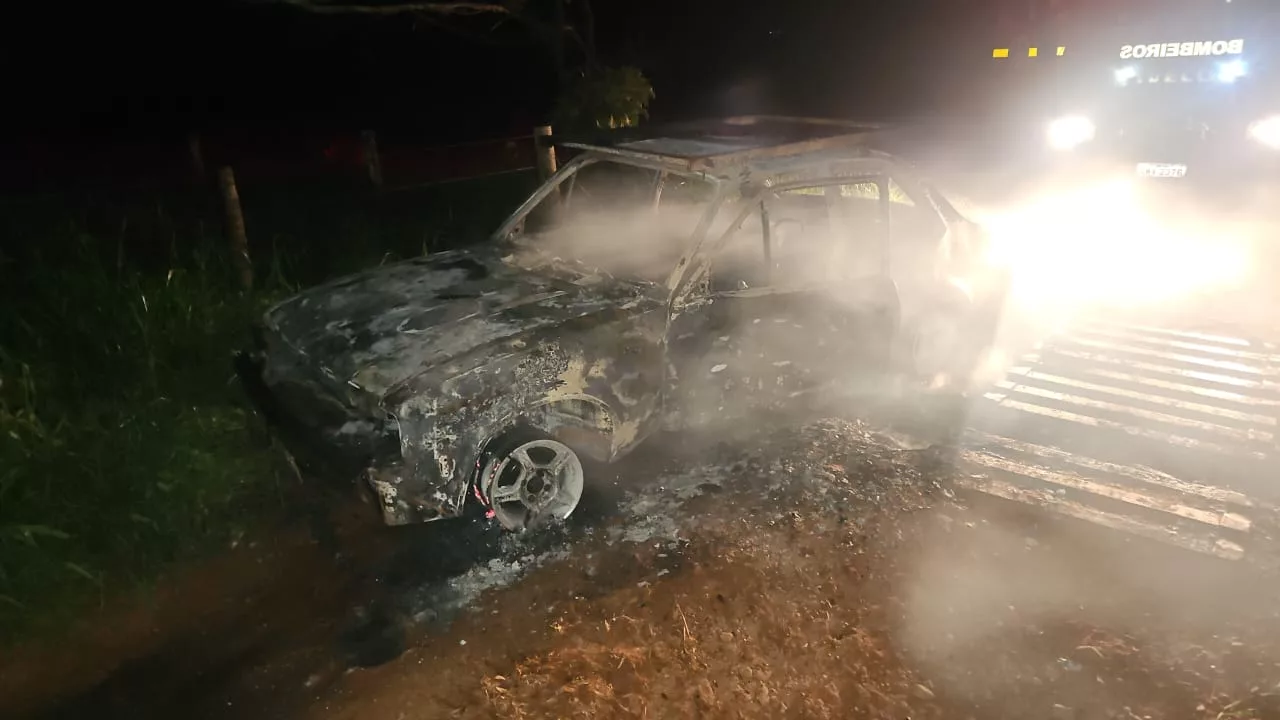 Carro destruído após incêndio em Uberlândia