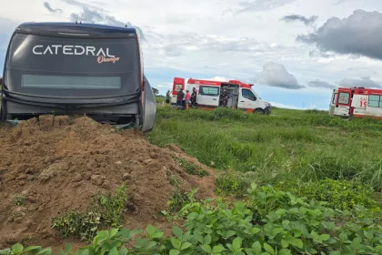 Ônibus acidentado em frente ao barranco