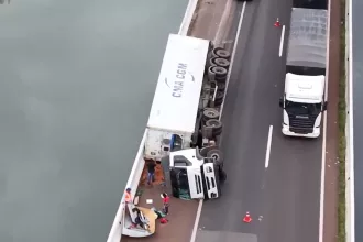 Caminhão tombado em cima da ponte do rio Araguari