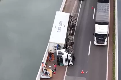 Caminhão tombado em cima da ponte do rio Araguari