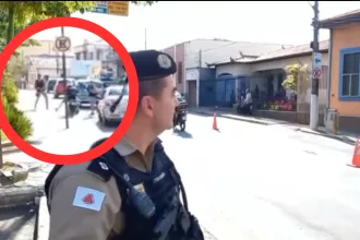 Imagem em destaque do momento em que o policial acerta o abordado