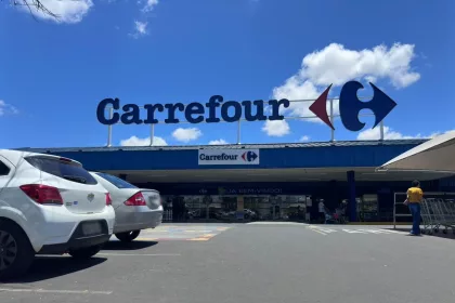 Foto mostra a fachada da unidade do Carrefour na cidade de Uberlândia