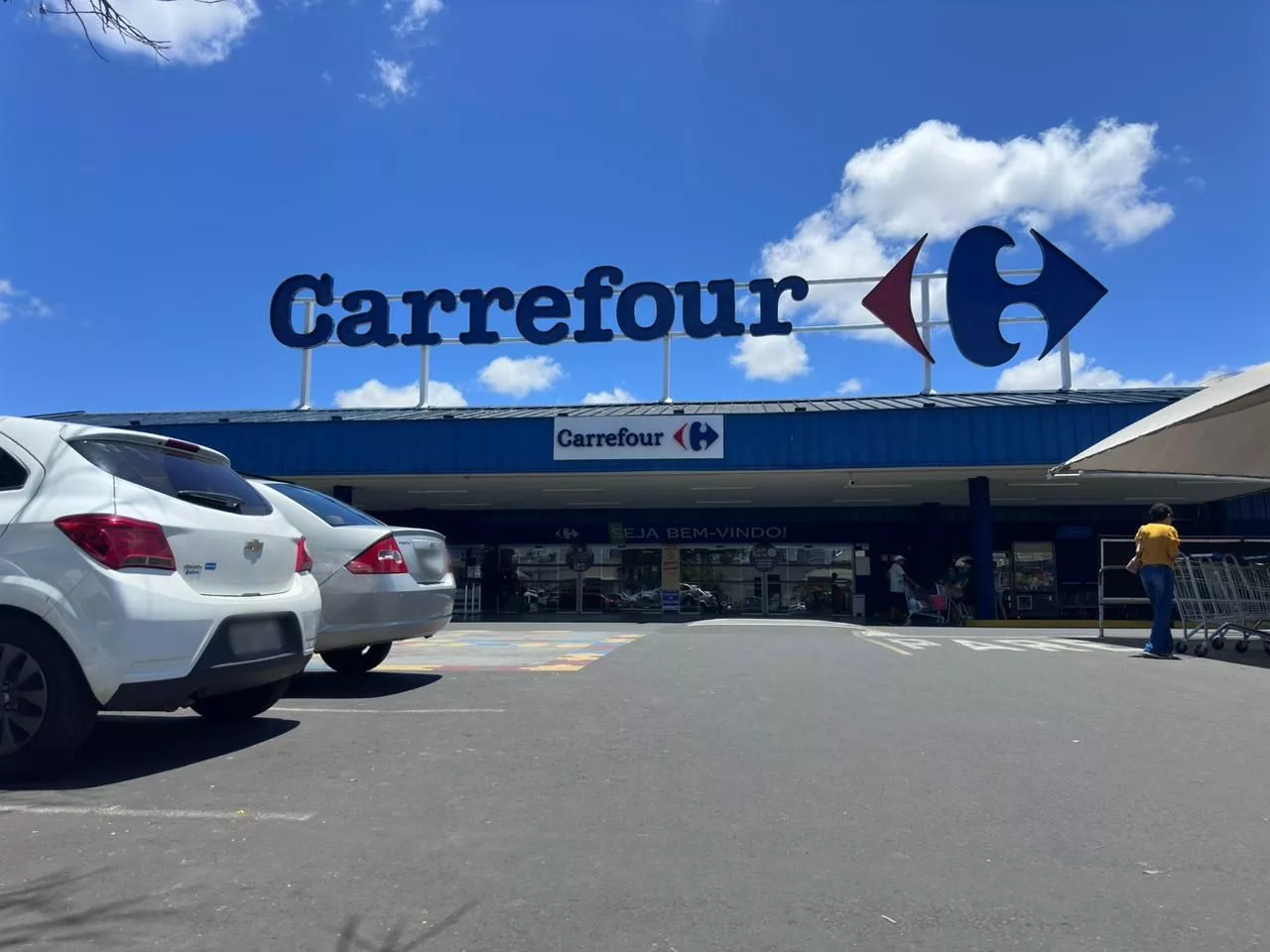 Foto mostra a fachada da unidade do Carrefour na cidade de Uberlândia