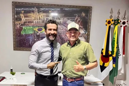 Deputado federal Andre Janones ao lado de Noeliton