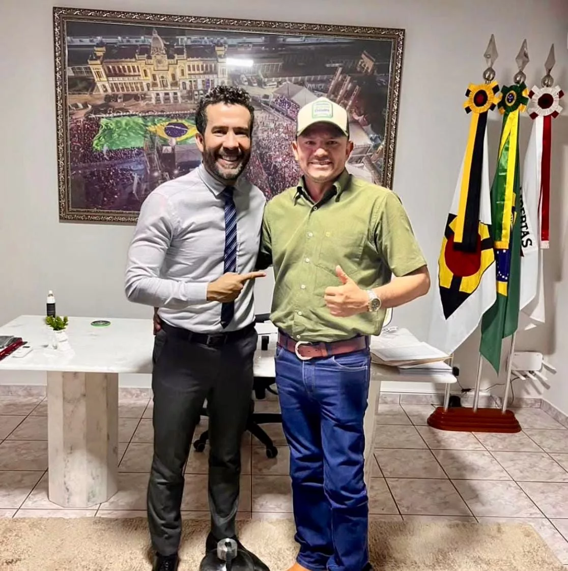 Deputado federal Andre Janones ao lado de Noeliton