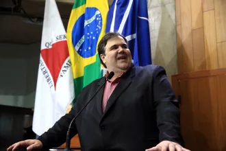 Vereador Abatenio Marquez na tribuna da câmara de Uberlândia