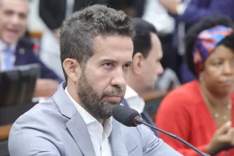 Deputado Federal André Janones em comissão na Câmara dos Deputados