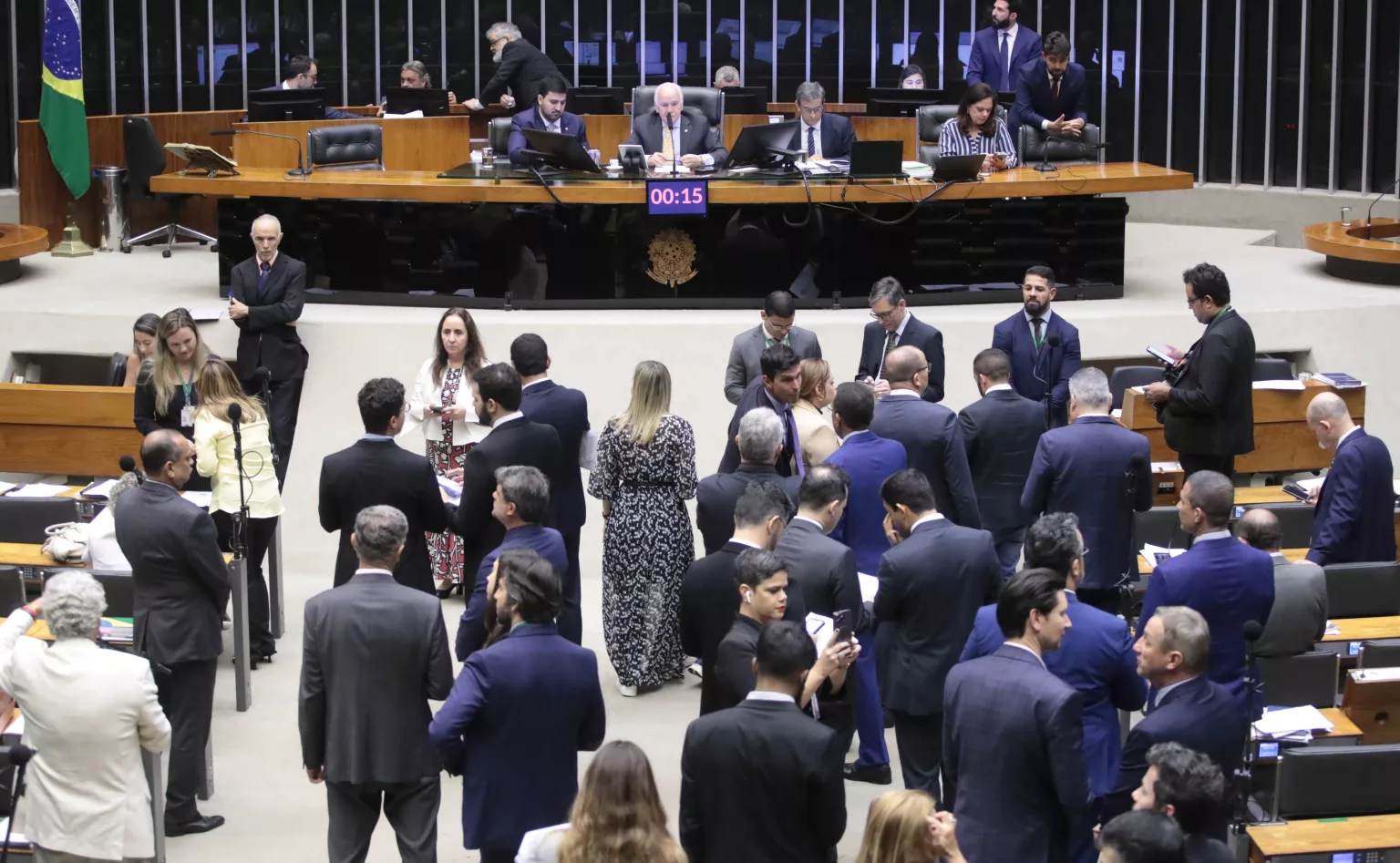 Políticos na tribuna da Câmara dos Deputados