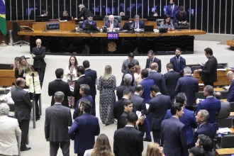 Políticos na tribuna da Câmara dos Deputados