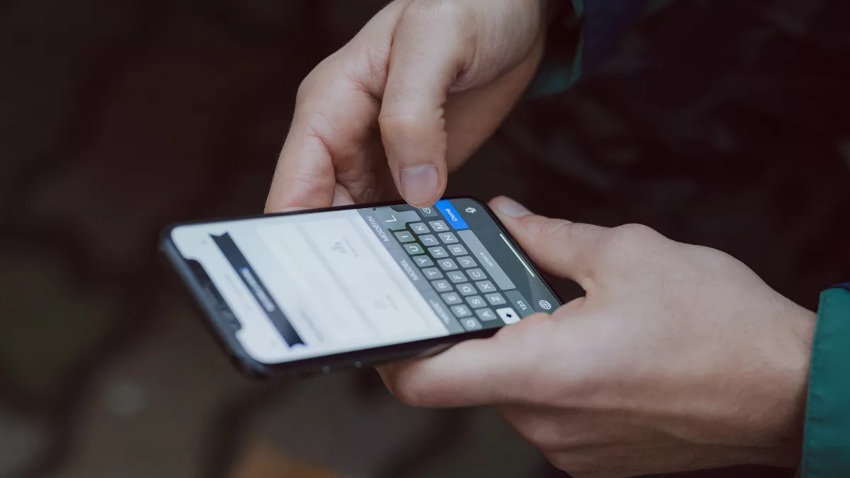 Pessoas segurando smartphone