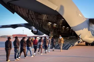 Imigrantes sendo deportados em avião militar dos EUA