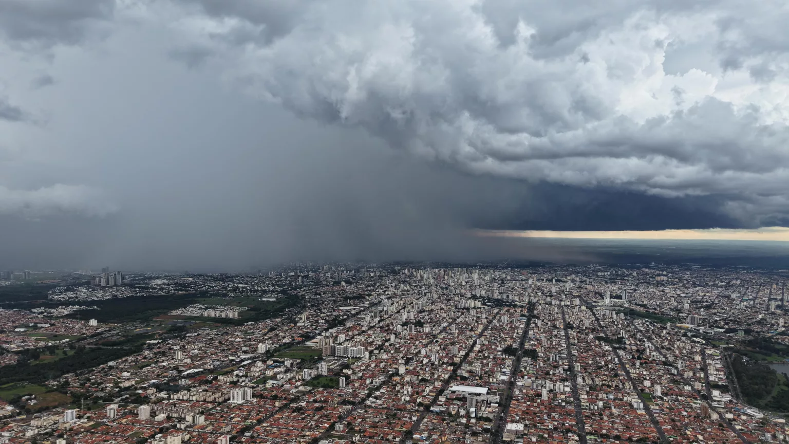 Imagem de drone do céu da cidade de Uberlândia