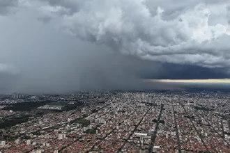 Imagem de drone do céu da cidade de Uberlândia