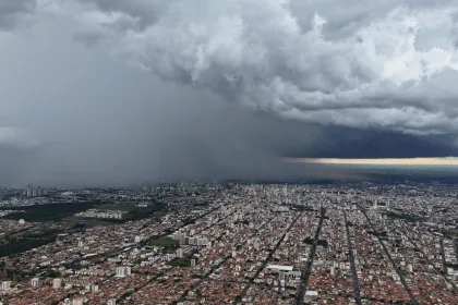 Imagem de drone do céu da cidade de Uberlândia