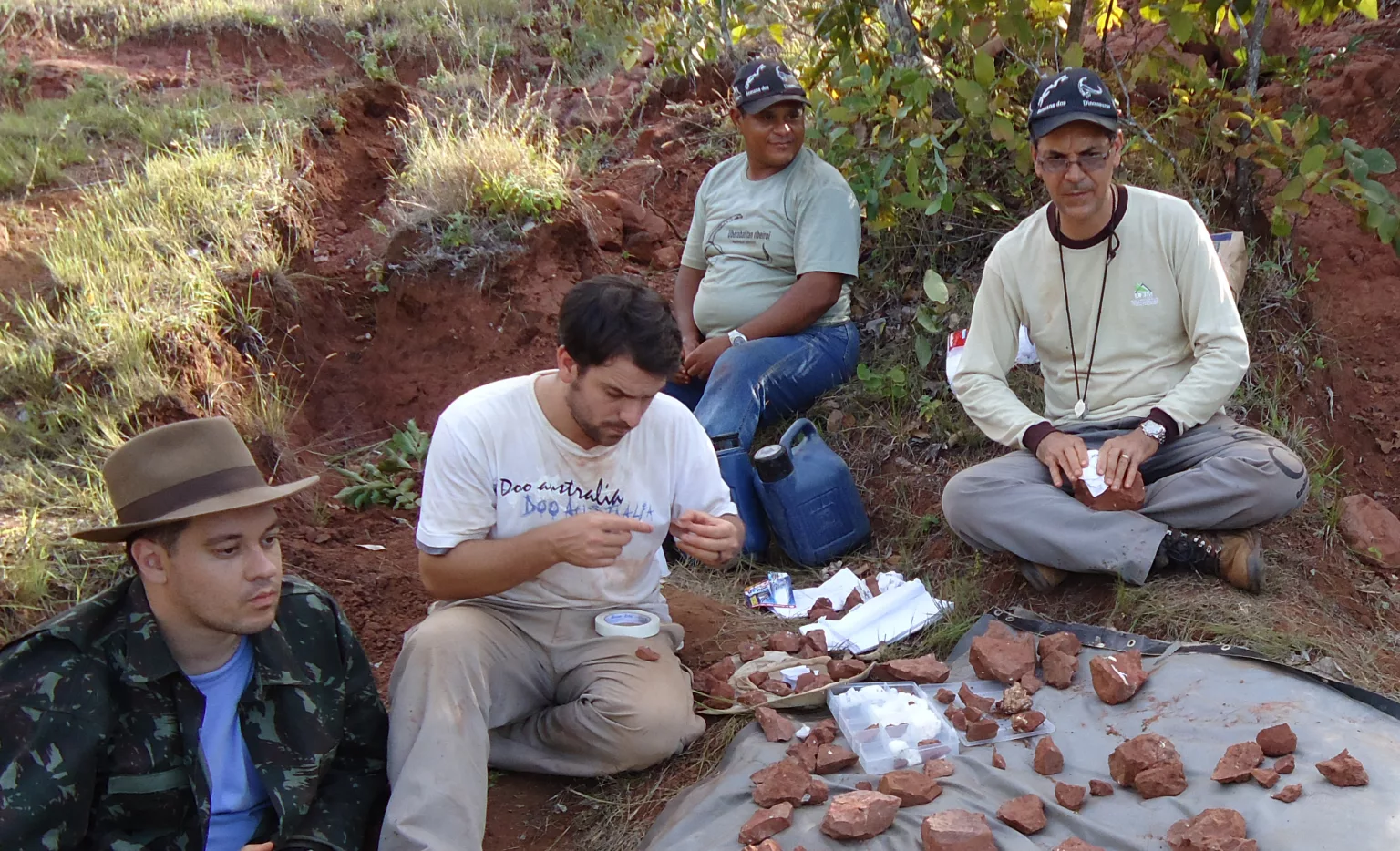 Equipe do Centro de Pesquisas Paleontológicas “Llewellyn Ivor Price”, Complexo Cultural e Científico de Peirópolis, UFTM, em campo durante coleta dos fósseis de Britosteus amarildoi. Da esquerda para a direita: Thiago Marinho, Agustín Martinelli, Fabiano de Morais e Luiz Carlos Borges Ribeiro