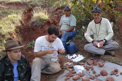 Equipe do Centro de Pesquisas Paleontológicas “Llewellyn Ivor Price”, Complexo Cultural e Científico de Peirópolis, UFTM, em campo durante coleta dos fósseis de Britosteus amarildoi. Da esquerda para a direita: Thiago Marinho, Agustín Martinelli, Fabiano de Morais e Luiz Carlos Borges Ribeiro