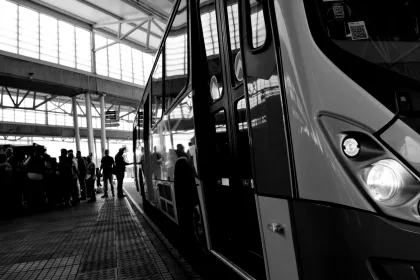 Ônibus do transporte público coletivo da cidade de Uberlândia, foto em preto e branco